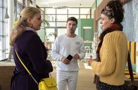 In aller Freundschaft – Kris (Jascha Rust, mi.) muss Miriam (Christina Petersen, li.) und Rieke (Liza Tzschirner, re.) um einen Gefallen bitten. Er hat eine Schildkröte verloren und sie beide sollen sie jetzt suchen.
