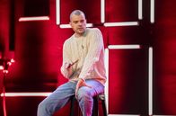 Comedy Clash – SÜDWESTRUNDFUNK Comedy Clash - Finale Diese Comedians machen der Konkurrenz Angst: Jokah Tululu, EmmVee und Lara Autsch wollen sich für das große "Comedy Clash"-Jahresfinale beweisen. Salim Samatou und Marvin Endres hosten den härtesten Stand-Up-Wettbewerb Deutschlands in dem Jokah Tululu den King of Pop als Influencer verkörpert, EmmVee auf die deutschesten Deutschen in der Shisha Bar trifft und Lara Autsch auch ohne Kind in der Öffentlichkeit stillen möchte. Nikita Miller (Foto).