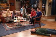 The Big Bang Theory – Während Sheldon mit Howard in Texas unterwegs ist, haben Raj (Kunal Nayyar, M.) und Stuart (Kevin Sussman, liegend) eine Überraschung für Bernadette (Melissa Rauch, l.), Amy (Mayim Bialik, 2.v.l.), Leonard (Johnny Galecki, 2.v.r.) und Penny (Kaley Cuoco, r.). Doch die kommt leider nicht sehr gut an ...