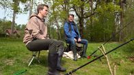 Rote Rosen – Bernd (Tim Olrik Stöneberg, r.) ist dankbar, dass Finn (Lucas Bauer, l.) ihm seine Selbstzweifel nimmt und geht davon aus, dass sein Sohn mit Nici durch ist.