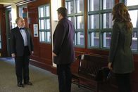 Castle – Der Mord an einem gemeinen Teenagermädchen führt Beckett (Stana Katic, r.) und Castle (Nathan Fillion, M.) an Castles alte Schule, wo sie von Direktor Duncan (Sam Anderson, l.) erfahren, dass Madison kurz zuvor ihre Mitschülerin Jordan ärgerte, die offenbar telekinetische Kräfte hat.