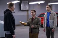 The Big Bang Theory – Um ihre Superfluid-Helium-Idee vor schwedischen Wissenschaftlern zu bewahren, müssen sich Leonard (Johnny Galecki, M.) und Sheldon (Jim Parsons, r.) auf einen zweifelhaften Deal mit dem Schwarzmarkt-Händler Kenny (Michael Rappaport) einlassen ...