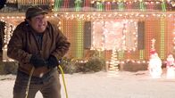 Blendende Weihnachten – Buddy (Danny DeVito) hat sein Haus wie im Rausch mit Weihnachtslichtern übersäht.