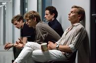 Tatort – (v.l.n.r.) Benjamin (Anton von Lucke), Liere (Max Krause), Falkenstein (Lukas Walcher) und Quembach (Franz Pätzold) warten angespannt auf ihre Verhöre im Kommissariat.