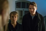 Tatort – Paula Ringelhahn (Dagmar Manzel) und Felix Voss (Fabian Hinrichs) stehen vor der Tür von Mia Bannert.