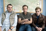 Alles Klara – Ollie (Christoph Hagen Dittmann, l.), Paul Kleinert (Felix Eitner, M.) und Jonas (Jan Niklas Berg, r.) staunen nicht schlecht, als sie sich das Videotestament des Verstorbenen anschauen.