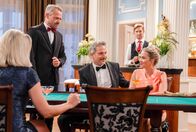 Sturm der Liebe – Miro (Pablo Sprungala, M., mit Sven Waasner, l.) und Greta (Laura Osswald, r.) wollen ihren Casino Gewinn in eine romantische Nacht investieren.