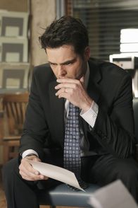 Castle – Nachdem seine Frau ermordet aufgefunden wurde, muss Noah Curtis (Jason Thompson) feststellen, dass sie offensichtlich ein Geheimnis vor ihm hatte ...