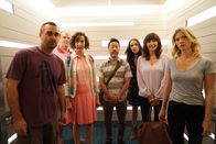 The Last Man on Earth – v.l.n.r.) Tandy (Will Forte), Todd (Mel Rodriguez), Carol (Kristen Schaal), Lewis (Kenneth Choi), Erica (Cleopatra Coleman), Gail (Mary Steenburgen) und Melissa (January Jones) eine erfrischende und faszinierende Entdeckung ...