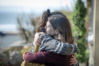 The Bay – Der Tod des jungen Boxers belastet nicht nur dessen Familie, sondern auch seine Freundin Molly Williams (Isabel Caswell, l.). Als Mollys Mutter Emma Williams (Jenny Platt, r.) vom schrecklichen Vorfall erfährt, weiß sie, dass sie nun mehr denn je für ihre Tochter da sein muss.