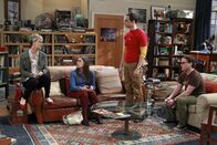 The Big Bang Theory – Leonard (Johnny Galecki, r.) und Sheldon (Jim Parsons, 2.v.r.), willigen derweil ein, mal etwas zu machen, was Penny (Kaley Cuoco, l.) und Amy (Mayim Bialik, 2.v.l.) gefällt: Sie begleiten sie zum Kleider-Shopping. Doch das führt zu einem Streit zwischen den Freunden ...