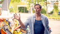 Der Lehrer – Stefan (Hendrik Duryn) fängt lässig das brennende Feuerzeug, mit dem Maya vor dem gesammelten Müllberg auf dem Schulhof stand. +++ Die Verwendung des sendungsbezogenen Materials ist nur mit dem Hinweis und Verlinkung auf TVNOW gestattet. +++