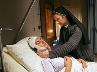 Die Nonne und der Kommissar – Schwester Camilla (Ann-Kathrin Kramer, re.) versucht, Schwester Anabel (Anne von Linstow) mit deren Lieblingsmusik wieder ins Leben zurückzurufen.