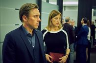 Die Heiland - Wir sind Anwalt – SENDER: ARD - SENDETITEL: Die Heiland - Wir sind Anwalt, Folge 2 - UNTERTITEL: Tödliche Tropfen - CAPTION: ARD DIE HEILAND - WIR SIND ANWALT, Neue Serie mit 6 Folgen, F2 "Tödliche Tropfen" Uhr im Ersten..Ben Ritter (Peter Fieseler, l.) und Staatsanwältin Johanna Knabe (Helene Grass, r.) beobachten Romys Zusammenstoß mit einem Kellner..