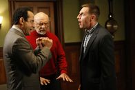 Monk – Zwischen Harold Krenshaw (Tim Bagley, r.) und Adrian Monk (Tony Shalhoub, l.) entbrennt ein heftiger Streit um ihren Therapeuten Dr. Neven Bell (Hector Elizondo, M.) ...