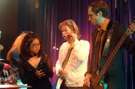 Gilmore Girls – Lanes (Keiko Agena, l.) Band (v.l.n.r.: Todd Lowe, John Cabrera) hat endlich ein Demokonzert. Doch während des Konzerts kommt es zu einem heftigem Streit, sodass sich die Band auflöst ...