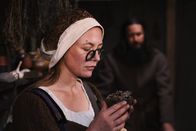 Ein Tag in... – Beim Kräuterkauf hilft Anna Stein (Julia Thurnau) ihr wertvollster Besitz: eine Brille – im 17. Jahrhundert noch ein Luxusgegenstand.
