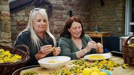 Zu Tisch ... – Zu Tisch Saarland – Deutschland Madeleine Braun und Tanja Schmitt verarbeiten frische Löwenzahnblüten. Copyright: SRF/Berlin Producers Media/Friederike Schlumbom