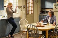 Mom – Bonnie (Allison Janney, l.); Adam (William Fichtner, r.)