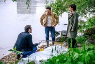 SOKO Linz – Die Leiche der Studentin wird am Flussufer gefunden. Die SOKO ermittelt. Wurde die Tat aus Eifersucht begannen? Von links: Ben Halberg (Daniel Gawlowski), Richie Vitek (Alexander Pschill) und Joe Haizinger (Katharina Stemberger)