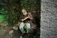 P.M. Wissen – Prof. Dr. Rudolf Simek mit einem Ouija-Brett: damit soll die Kontaktaufnahme mit Geistern möglich sein. Der Experte für europäische Mythologie erläutert, welche naturwissenschaftlichen Erklärungen hinter solchen „Geisterjäger-Instrumenten“ stecken.