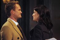 How I Met Your Mother – Während sich Lily und Marshall nach etwas Zeit sehnen, die sie alleine verbringen können, steht Barney (Neil Patrick Harris, l.) Robin (Cobie Smulders, r.) bei ...