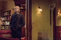 Elementary – Mycroft (Rhys Ifans) wird von Sherlock aufs Schwerste beschuldigt: Er sieht ihn als den Verantwortlichen für Watsons Entführung, weil er nichts dagegen getan hat, dass sich ein Verbrechersyndikat in seinem Restaurant breitmacht ...