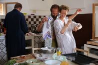 A Bigger Splash – Paul (Matthias Schoenaerts, l.) steht meistens abseits, wenn Harry (Ralph Fiennes, M.) fröhlich mit Marianne (Tilda Swinton, r.) flirtet.