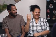 Signes – Signes Flucht und Integration Natsnet Tadesse (daneben ihr Mann Hadish) aus Eritrea möchte gerne Einheimische kennenlernen. Copyright: SRF/RTS