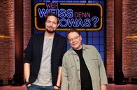 Wer weiß denn sowas? – Treten bei "Wer weiß denn sowas?" als Kandidaten gegeneinander an: Die Comedians Bastian Bielendorfer (l.) und Jürgen von der Lippe (r.).