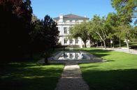 Stadt Land Kunst – Der Palast von St. Benedikt in Lissabon ist der Sitz des portugiesischen Parlaments – und der im gleichen Park direkt dahinter gelegene Palacete de São Bento („kleiner Palast von St. Benedikt“) beherbergt den Ministerpräsidenten.