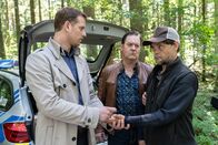 Die Chefin – Nachdem Uwe Roberts (Lars Rudolph, r.) in der Nähe des Tatorts mit dem Smartphone des Opfers aufgefunden wird, kontrolliert Murnau (Christoph Schechinger, l.) dessen Hände auf Schmauchspuren.
