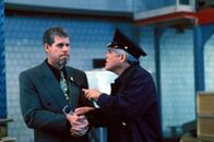 Police Academy VII - Mission in Moskau – L-R: Constantin Konali (Ron Perlman) und Captain Harris (G. W. Bailey)