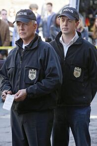 Navy CIS – Die Ermordung einer kolumbianischen Prostituierten und eines Petty Officers der Navy führt zu DNA-Spuren, die im Zusammenhang mit einem Bombenanschlag auf den Metropolitan Airport von 1979 stehen. Gibbs (Mark Harmon, l.) und McGee (Sean Murray, r.) beginnen mit den Ermittlungen ...