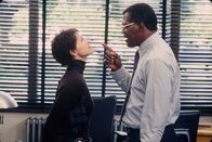 Twisted - Der erste Verdacht – Keine leichte Situation für die Polizistin Jessica Shepard (Ashley Judd, l.): Polizeichef John Mills (Samuel L. Jackson, r.) ist gleichzeitig ihr Pflegevater und oberster Vorgesetzter.