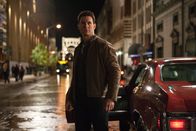 Jack Reacher – Er erscheint nur auf der Bildfläche, wenn er gefunden werden will und macht im Namen der Gerechtigkeit gnadenlos Jagd auf jene, die unter dem Deckmantel des Gesetzes Menschen töten: Ex-Army-Ermittler Jack Reacher (Tom Cruise) ...