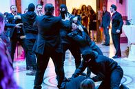 Die Füchsin – WDR Fernsehen DIE FÜCHSIN, "Im goldenen Käfig", Fernsehfilm, Deutschland 2019 Uhr. Der Polterabend von Youssefs Cousine wird gesprengt, als eine Gruppe maskierter Männer den Saal stürmt und den Bräutigam Tobias zusammenschlägt. Die Detektei „Fuchs & Kilali“ erhält vom Brautvater den Auftrag, die Schläger ausfindig zu machen. Schnell finden Anne (Lina Wendel) und Youssef (Karim Chérif) heraus, dass die Braut einen Geliebten hat. Will er die Hochzeit verhindern? Als sie ihn aufsuchen, finden sie ihn in seiner Wohnung – ermordet. Als noch ein zweiter Mann gewaltsam zu Tode kommt, entdecken die Detektive Schritt für Schritt, dass nicht nur Eifersucht, sondern Geschäftsinteressen und veruntreutes Geld bei der Lösung des Falles eine große Rolle spielen. - Der Polterabend von Youssefs Cousine Jamila wird gesprengt, als eine Gruppe maskierter Männer den Saal stürmt und den Bräutigam Tobias (Orestes Fiedler, am Boden) zusammenschlägt.