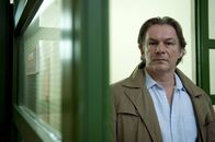 Der letzte Bulle – Hat Firmenbesitzer Jürgen Wolter (Max Herbrechter) die Pharmareferentin Monika Rietz ermordet, um Zulassungsmanipulationen seiner neu entwickelten Fitnessdragees zu vertuschen?; Hat Firmenbesitzer Jürgen Wolter (Max Herbrechter) die Pharmareferentin Monika Rietz ermordet, um Zulassungsmanipulationen seiner neu entwickelten Fitnessdragees zu vertuschen?