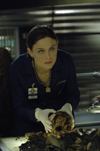 Bones - Die Knochenjägerin – Brennan (Emily Deschanel) untersucht den skelettierten Schädel des Opfers aus der Zeitkapsel und kann den Mann identifizieren. Doch wer hat ihn vor vielen Jahren umgebracht?