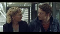 The Bank Hacker – Jeremy (Tijmen Govaerts) und seine Mutter Anouk (An Miller) sprechen über das Treffen zwischen Jeremy und der Staatsanwältin DeBoek. Sie versuchen, beide positiv in die Zukunft zu blicken und daran zu glauben, dass alles gut wird.