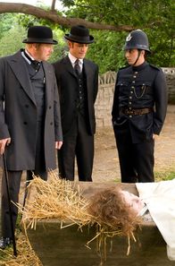 Murdoch Mysteries – Thomas CRAIG (Inspector Brackenreid), Yannick BISSON (Inspecteur William Murdoch), Jonny HARRIS (George Crabtree) Réalisation : Farhad MANN, Canada, 2009