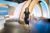 Umschau – Moderatorin Ana Plasencia im neu gestalteten UMSCHAU-Studio.