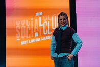 Neo Social Club – Laura Larsson hostet mit der Comedy-Gameshow "Neo Social Club" ihre erste eigene TV-Show.