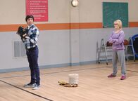 The Big Bang Theory – Trainieren gemeinsam für das besondere Ereignis: Howard (Simon Helberg, l.) und Bernadette (Melissa Rauch, r.) ...
