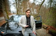 Sturm der Liebe – Paul (Sandro Kirtzel) hält es nicht mehr im Auto aus. Sein schlechtes Gewissen lässt ihm keine Ruhe und er droht die Kontrolle zu verlieren.