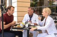 In aller Freundschaft – Dr. Martin Stein (Bernhard Bettermann, li.) ist seit langem mal wieder ausgeschlafen, da sein Freund und Kollege Dr. Roland Heilmann (Thomas Rühmann, mi.) in der Nacht auf Martins Enkelin aufgepasst hat. Zu Martins Überraschung bietet Roland sich sofort wieder an. Dr. Kathrin Globisch (Andrea Kathrin Loewig, re.) ahnt den wahren Grund für Rolands Verhalten.
