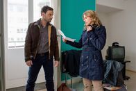Der Staatsanwalt – Kerstin Klar (Fiona Coors) und Christian Schubert (Simon Eckert) finden in der Wohnung des Tatverdächtigen Martin Sommer einen Handyvertrag und ordnen eine Handyortung an. Ist Sommer schon untergetaucht?