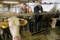 Die Rosenheim-Cops – Da staunen selbst eingefleischte Landwirte wie Korbinian Hofer (Joseph Hannesschläger, l.) und seine Schwester Marie Hofer (Karin Thaler, M.) nicht schlecht, denn der Biologe Martin Gemmer (Martin Thaler, r.) erforscht tatsächlich Kuhdialekte.
