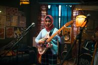 We Are Lady Parts – Amina (Anjana Vasan) fasst all ihren Mut, um der Band "Lady Parts" vorzuspielen – doch kann sie sie überzeugen?