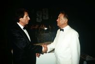 Das Traumschiff – Der berühmte Pianist Hendrik Vadervoort (Klausjürgen Wussow) ist mit seinem todkranken Sohn Kai an Bord. Von dem Showstar Udo Jürgens erfährt er überraschenden Trost.